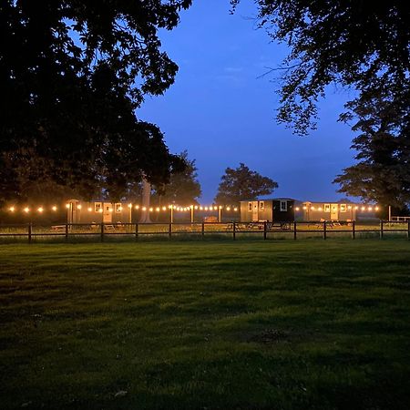 The Shepherds Huts & The Well Lodge At Ormesby Manor Ormesby Saint Michael Екстериор снимка