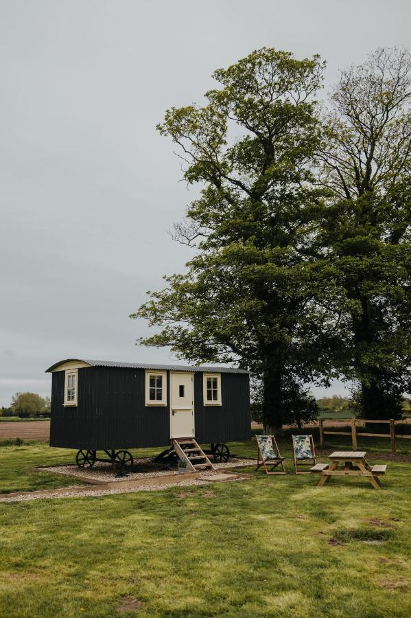 The Shepherds Huts & The Well Lodge At Ormesby Manor Ormesby Saint Michael Екстериор снимка