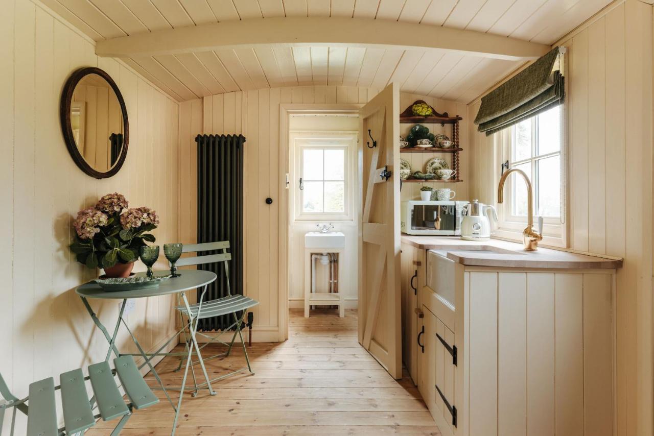 The Shepherds Huts & The Well Lodge At Ormesby Manor Ormesby Saint Michael Екстериор снимка